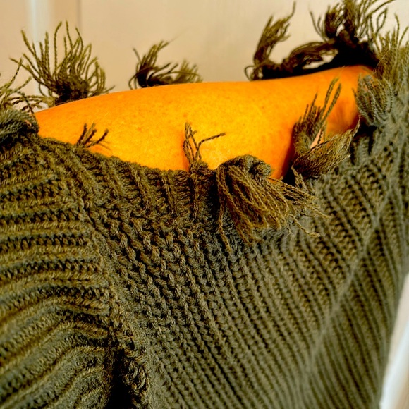 Almost Famous Turtleneck Sweater in Olive Green and Open Shoulder XL - Picture 2 of 5